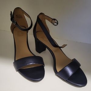 Naturalizer Vera size 8, French navy color, ankle strap